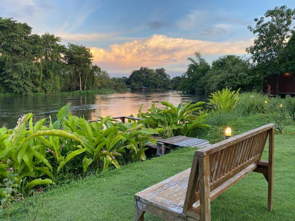 Ruen Maihom Riverside Cottage Kanchanaburi Exterior foto