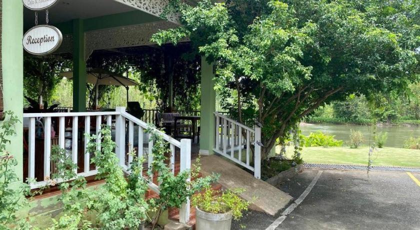 Ruen Maihom Riverside Cottage Kanchanaburi Exterior foto